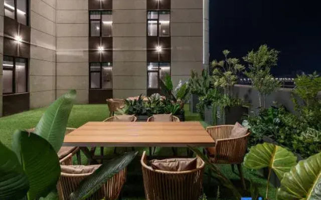 Mehood Listie Hotel