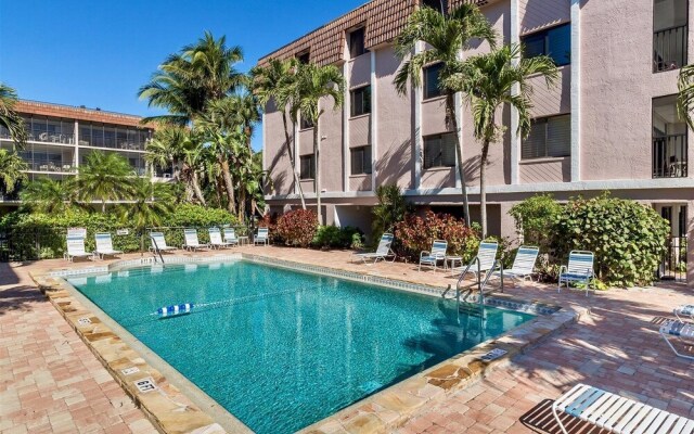 Shorewood Condos by Dream Vacation Rentals