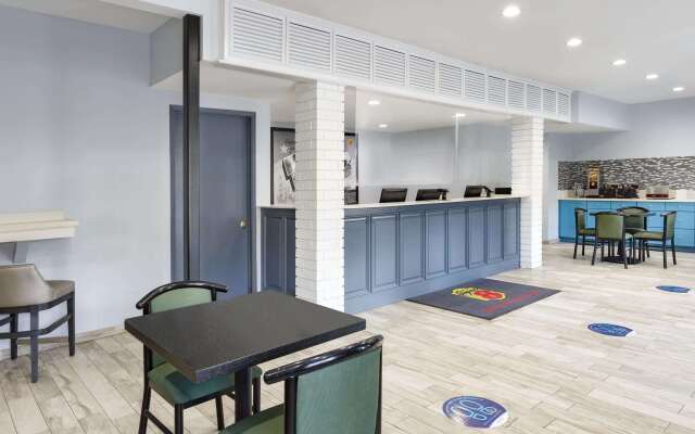 Super 8 by Wyndham Universal City
