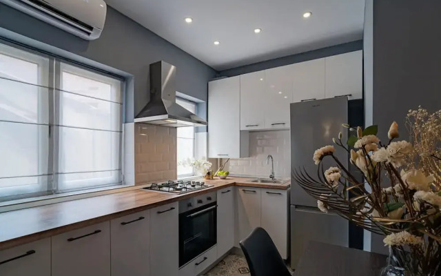 Chic Black White 2BR Retreat on Dambovitei