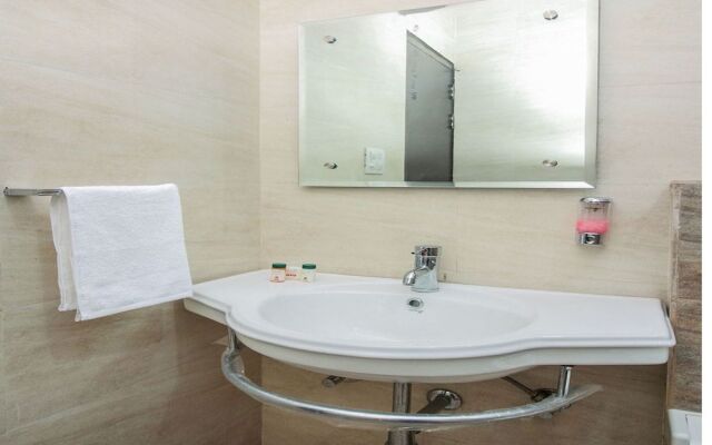 OYO 15218 Hotel Rasha Niwas