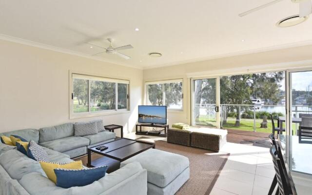 Wangi Lakehouse - renovated Lake Macquarie lakefront Location