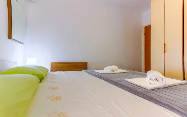 2-bdr apt With Shared Garden, 3 min Walk to Beach