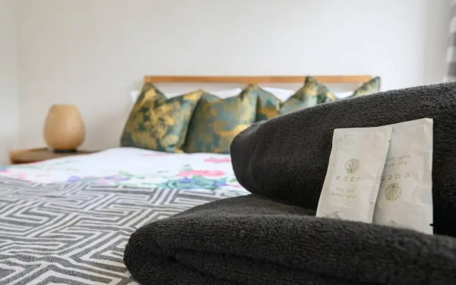 Leeds - Sleeps 4 - Free Parking