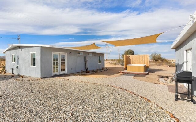Mojave Ranch - Hot Tub, Fire Pit, Dark Skies And Desert Views! 2 Bedroom Home by RedAwning