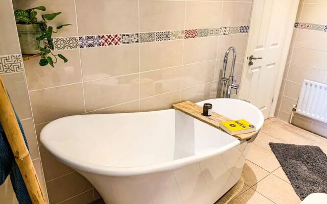 Modern 1 Bedroom Apartment With Balconies And Marina Views