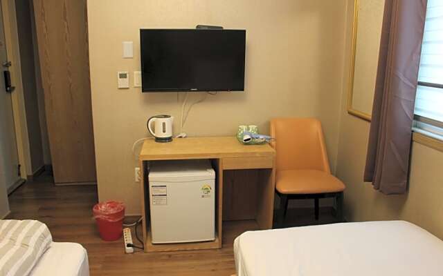 Sinsa Residence and Guesthouse