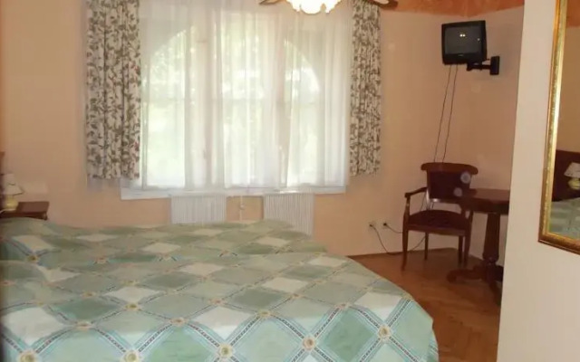 Sir David Balaton Castle