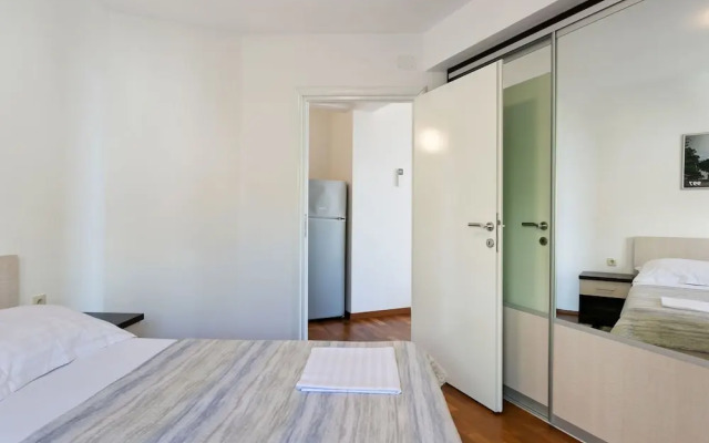 Delightful Apartment in Drvenik With Balcony