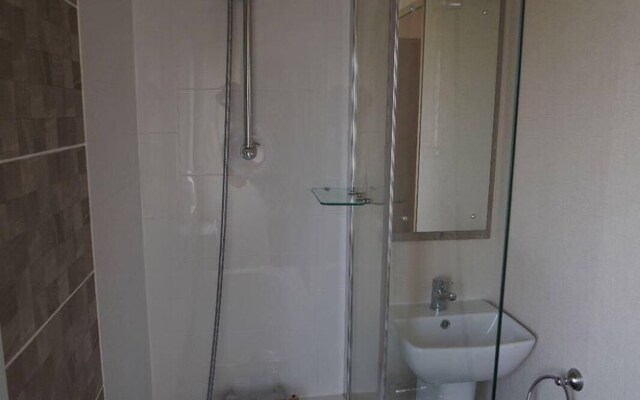Stunning River View 2 Bedroom Caravan With Decking