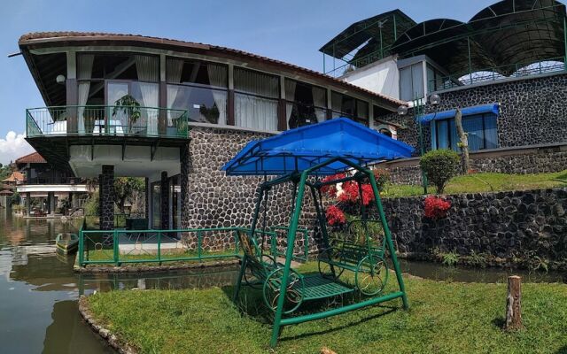 Villa Pinggir Danau Puncak for 30 pax