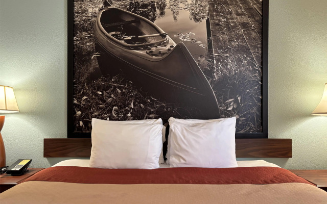 Super 8 by Wyndham Staunton