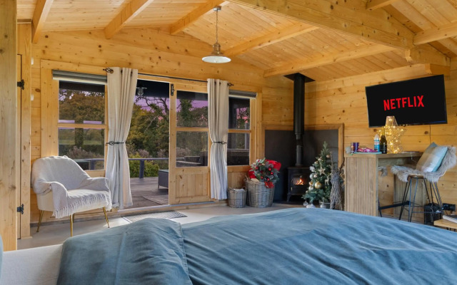 New Stunning Lake View Log Cabin With Hot Tub