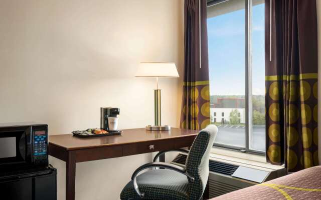 Super 8 by Wyndham Liverpool/Syracuse North Airport