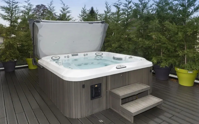 Waterfront Holiday Home in Heeg with Hot Tub
