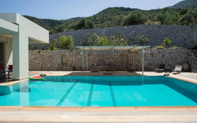 Modern Luxury Villa with Pool, just 5min to sea