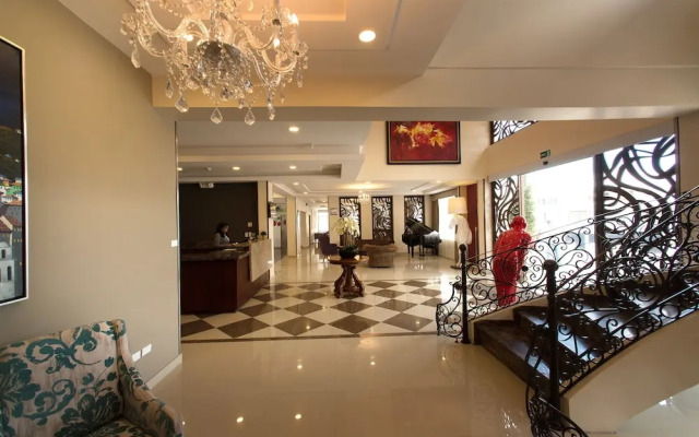 Quindeloma Art Hotel And Gallery