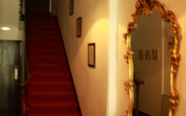 Exhibition Court Hotel 4