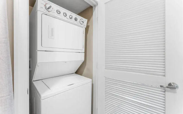 Comfy Soco 1BR King Suite w Gympickleballlaundry