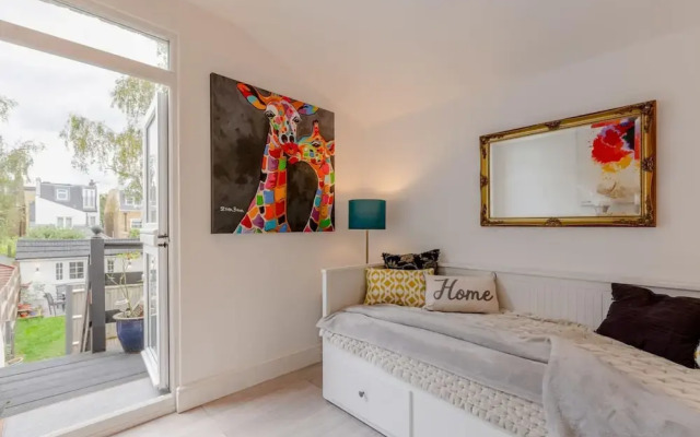 Modern 2 Bedroom Apartment in Wimbledon With Garden