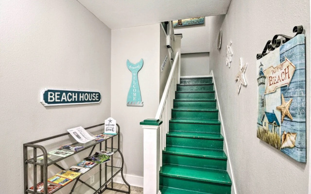 Steps to Beach: Nautical Galveston Home Near Pier!