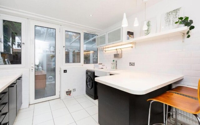 Contemporary 2BD Garden Maisonette Near Angel