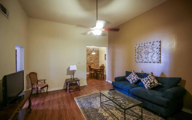 Hosteeva Iberville Street Suites