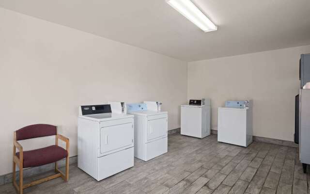 Super 8 by Wyndham Dunnigan