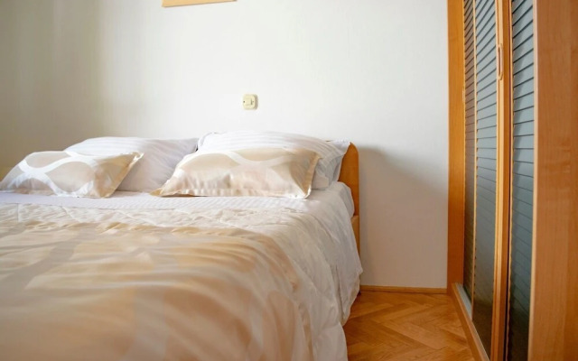 Daira - Great Location - A2