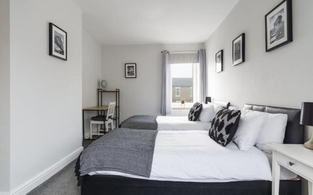 House - Sleeps 4 - Pet Friendly - Parking - Garden