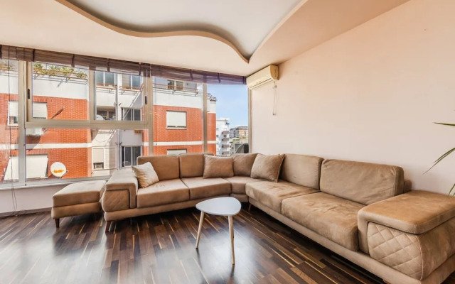 Spacious City-view Apartment Overlooking Shkod r