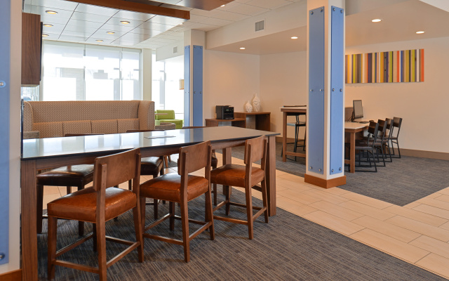 Holiday Inn Express & Suites Farmington Hills - Detroit by IHG