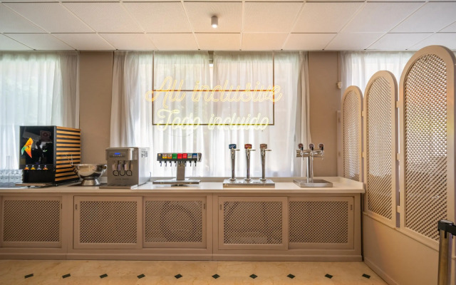 Hotel Parasol by Dorobe