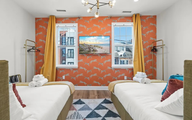Prime City Condo Parking + Skyline Views
