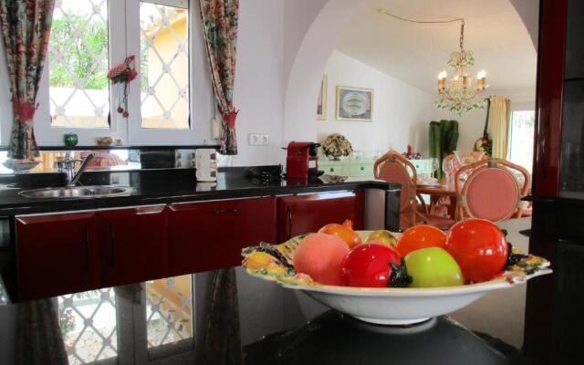 1. Meeresline Villa mit privat Pool