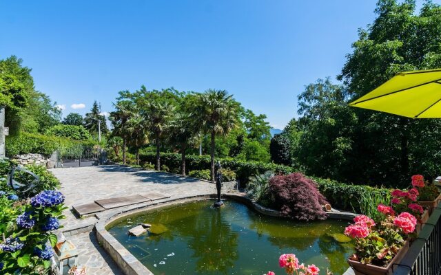 Villa With Private Pool and View of the Lake