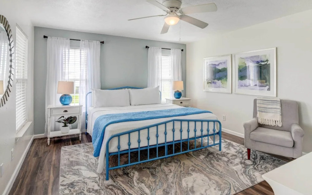 Walk to Beach: Charming Home w/ Deck in Galveston