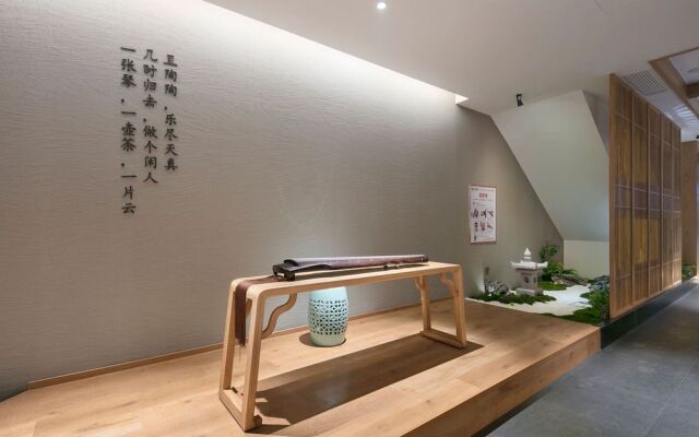 Qianna Hotel (Zhengzhou Erqi Square David City)