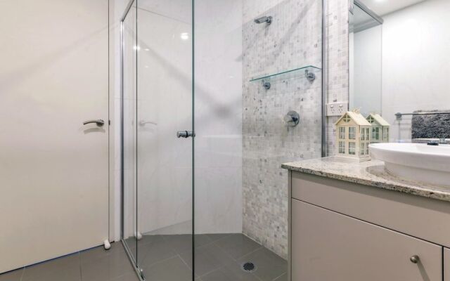 Oasis, Unit 3/5 Laman Street