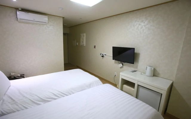 Orange Tree Hotel & Cafe