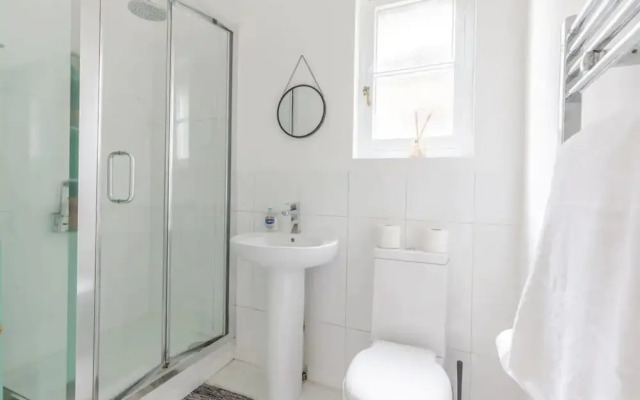 Stylish 2 Bedroom Apartment Beside Putney Station