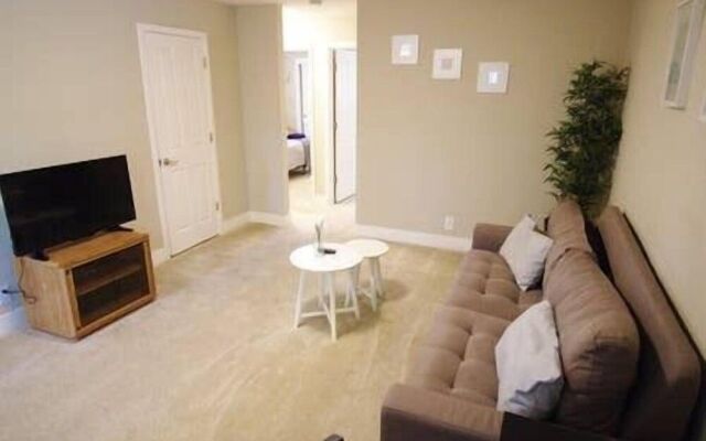 Furnished Washer & Dryer Near HWY 101