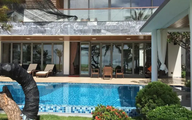 Luxury Yacht Villa
