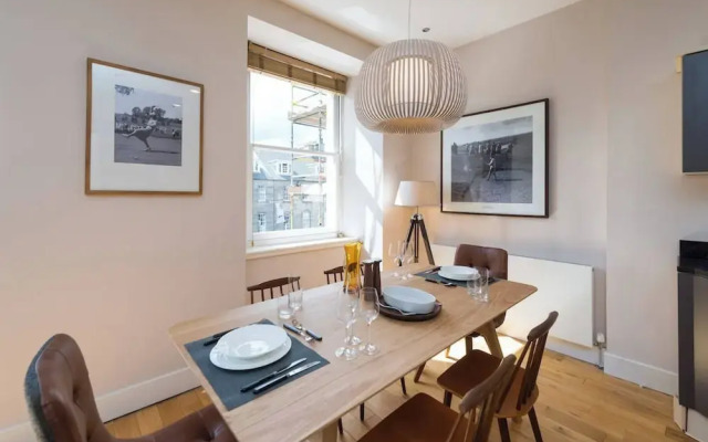 JOIVY 5-star Luxurious George Street Apartment