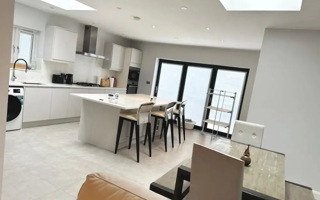 4 Bed House-garden-parking-15 min Elizabeth Line