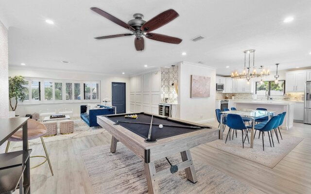 Coastal Retreat Stylish 4 BDR w/ Private Pool!
