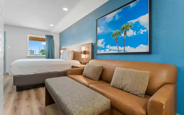 Econo Lodge Inn & Suites Sealy