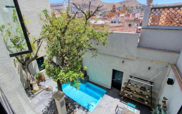 Antigua Trece Hotel Fusión