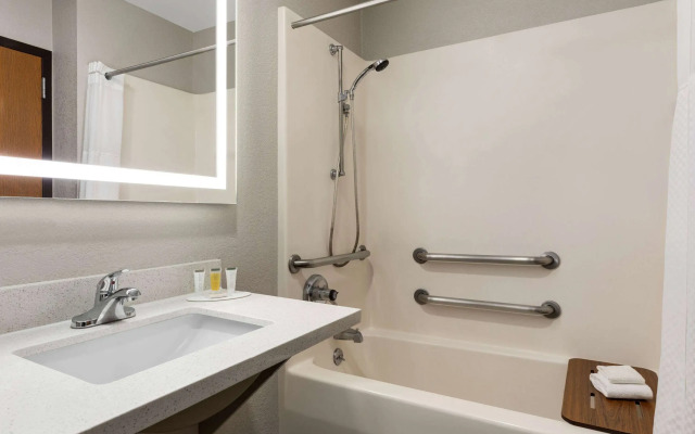 Days Inn by Wyndham Hillsboro