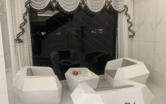 Tongcheng Siwei Film Hotel